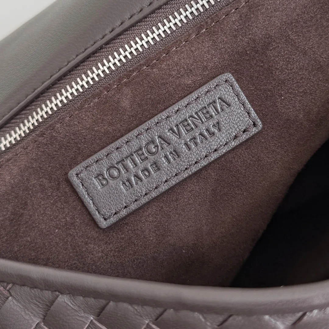 Batch 2020 BOTTEGA VENETA2025 new Veneto flip back bag has been changed from the previous zipper style to a flip design, which is safe, convenient and fashionable. The suction buckle style is also more popular among boys and girls❤️but the zipper compartment is still retained inside. It is not only comfortable, but also elegant and calm, and looks more casual. It is suitable for matching with all kinds of business and casual clothes 😊 to add casual sexiness and make the outfit more complete. The weaving process looks more old-money and retro, and it also has piping processing. Suitable for daily scenes such as shopping and commuting, comfortable and stylish! 💼 Style number: 843836 Color: black brown Size: 26*18.5*5cm